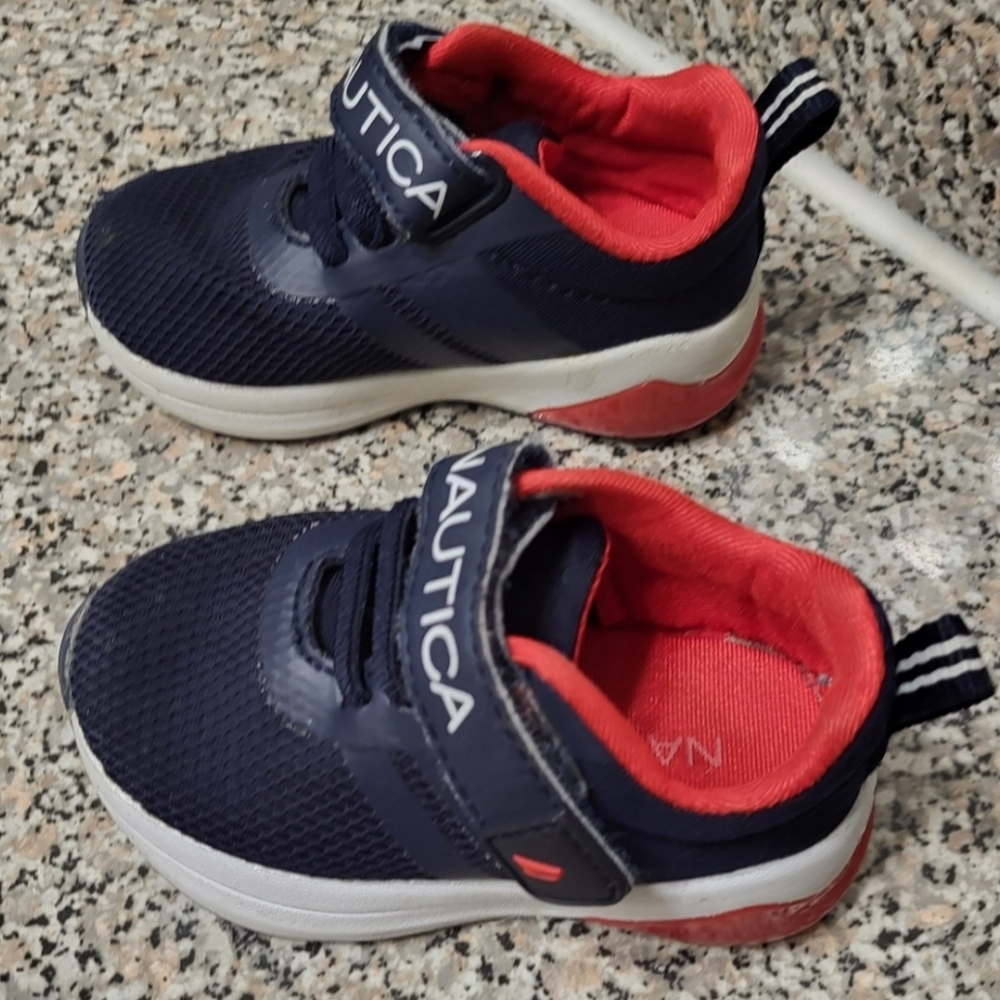 Nautica Kids light up  Shoes size 5